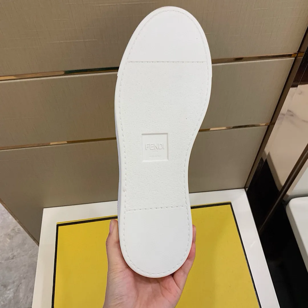 Factory Price: 400💰 Sun] FENDI Classic Comfort Men's, this sophisticated sneaker is handcrafted from soft calfskin. Mesh inner surface, ultra-light rubber material and rough outsole. This unique thin style is suitable for the casual and exquisite sensibility of this season. It is comfortable and natural on the feet. It is an everyday style for casual travel in autumn and winter! Code number: 38/44, customized 45